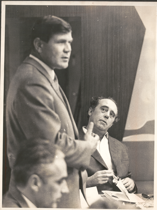 Der Schriftsteller Heinrich Böll (r.) mit dem Rundschau-Herausgeber Heinrich Heinen (stehend) während eines Interviews 1969 in der Kölnischen Rundschau. Foto: www.grevenarchivdigital.de | Kölnische Rundschau | Hans-Wolfgang Drehsen
