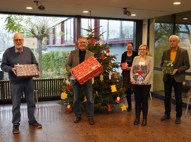 Bei der Geschenkübergabe (v.l.): Alfons Fischer-Reuter, Christoph Becker, Alice von Bülow, Sonja Joisten und Willi Over