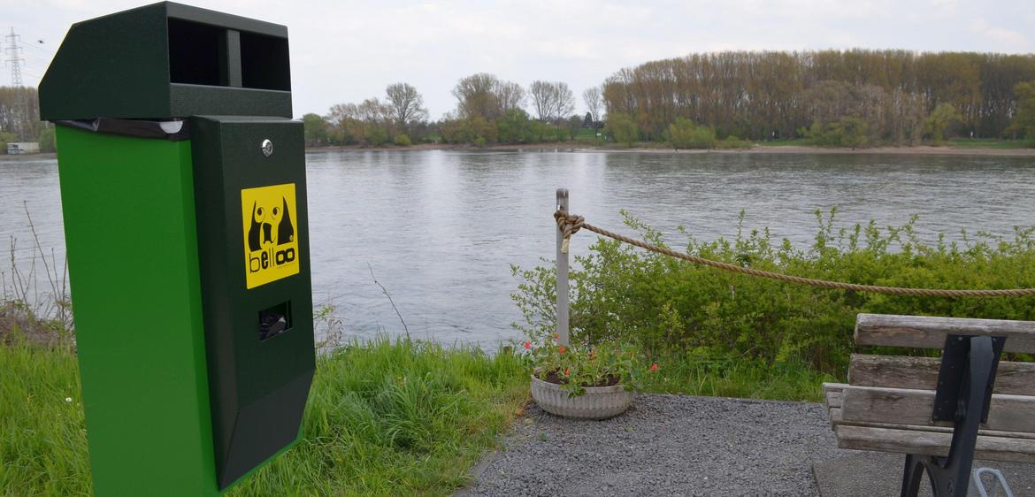 Eine Dogstation steht am Rheinuferweg am Aussichtspunkt „Schweizer Aussicht“