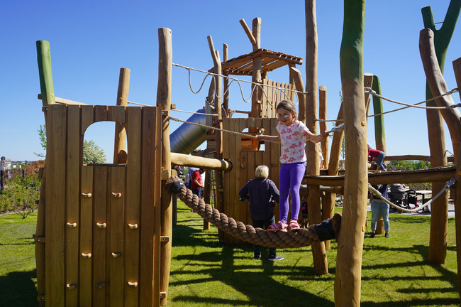 Die 7-jährige Nora erobert den neuen Spielplatz