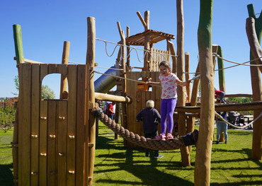 Die 7-jährige Nora erobert den neuen Spielplatz