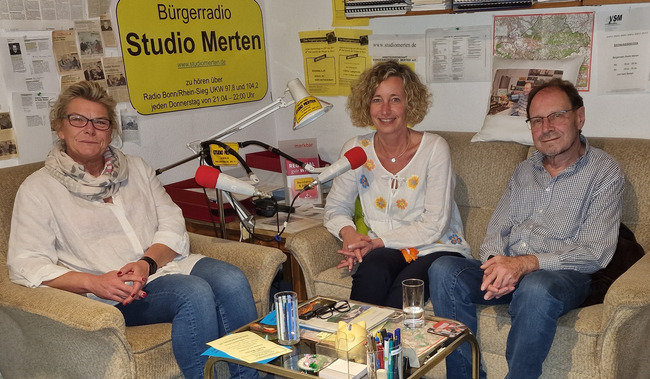 Im Radio Studio Merten (v.l.): Heidi Wölle-Horst, Monica Weiß und Otto Ganser