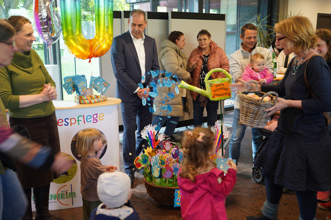 Besonderes Geschenk: Ein Korb voll selbstgemachter Händeabdruck-Blumen