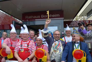 Wollen das Rathaus verteidigen: Bürgermeister Wolfgang Henseler und seine Männer.