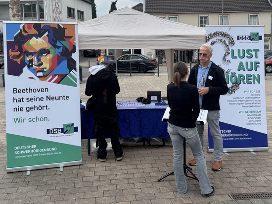 Bürgerinnen und Bürger informierten sich am Stand des Gehörlosen- und Schwerhörigenvereins Bonn/Rhein-Sieg