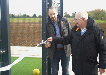 Bürgermeister Christian Mandt und Ortsvorsteher Rainer Züge eröffnen den neuen Bolzplatz in Sechtem Bürgermeister Christian Mandt und Ortsvorsteher Rainer Züge eröffnen den neuen Bolzplatz in Sechtem