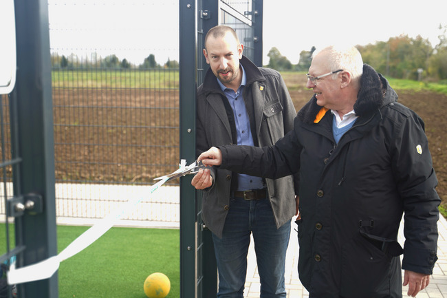 Bürgermeister Christian Mandt und Ortsvorsteher Rainer Züge eröffnen den neuen Bolzplatz in Sechtem