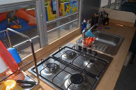 Ausgestattet ist er sogar mit einer Küche.