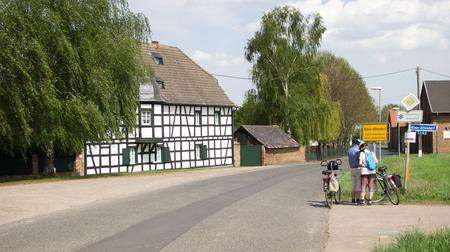 Entlang der Strecke leitet das Apfelroutenlogo die Radfahrer. FOTO: RHEIN-VOREIFEL TOURISTIK E.V.