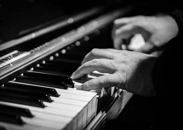 Hände spielen Klavier