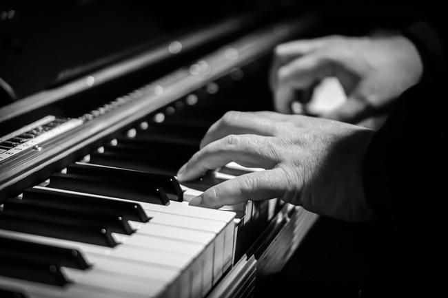 Hände spielen Klavier
