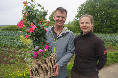 Gregor Klatt aus Köln mit dem Korb der GartenBaumschule Hau