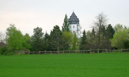 Wasserturm aus verschiedenen Perspektiven. FOTO: STADT BORNHEIM