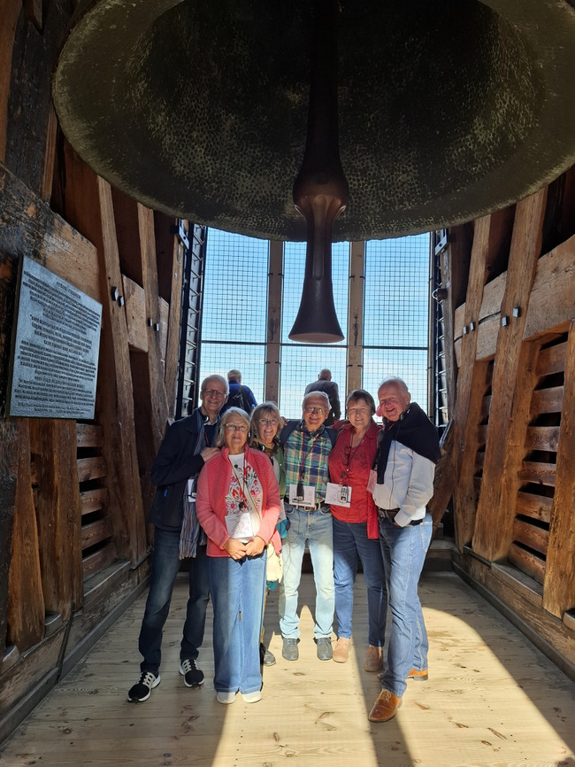 Die Bornheimer Reisegruppe in Krakau an der Sigismund-Glocke im Turm der Wawel-Kathedrale. Foto: Städtepartnerschaftsverein Bornheim – Zawiercie e.V.