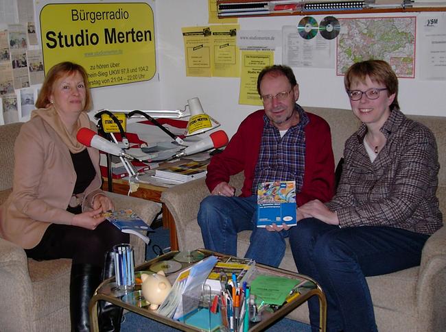 Leiterin Annemarie Schwartmanns und Stellvertreterin Hildegard Niehus präsentieren das neue VHS-Programm im Radio Studio Merten