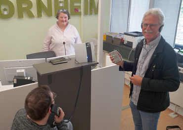 Testen die Reichweite des Senders (v.r.): Udo Klein, Christoph Janicke und Susanne Vogel