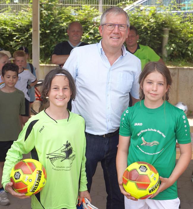 Bürgermeister Christoph Becker ehrte die beste Spielerin und den besten Spieler des Turniers