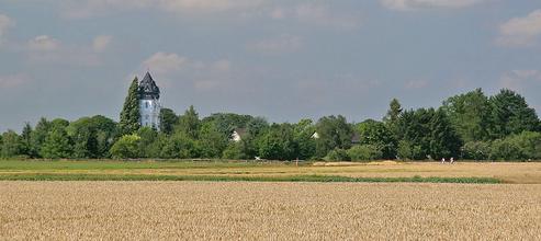 Wasserturm aus verschiedenen Perspektiven. FOTO: STADT BORNHEIM