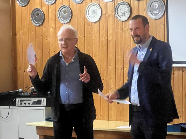 Brudermeister Hans Clasen und Bürgermeister Christian Mandt bereiten die Siegerehrung vor Brudermeister Hans Clasen und Bürgermeister Christian Mandt bereiten die Siegerehrung vor