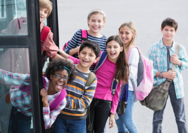 Die Kids steigen freudig in den Schulbus ein