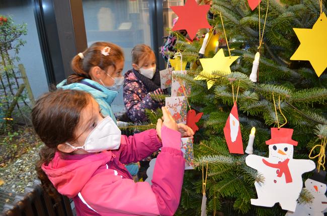 Kinder der Johann-Walraff-Schule schmückten den Weihnachtswunschbaum 2021