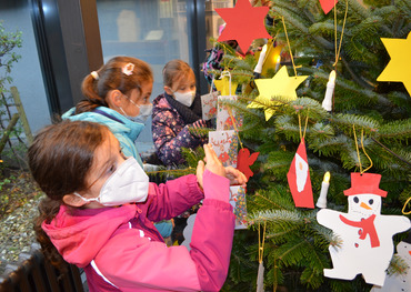 Kinder der Johann-Walraff-Schule schmückten den Weihnachtswunschbaum 2021