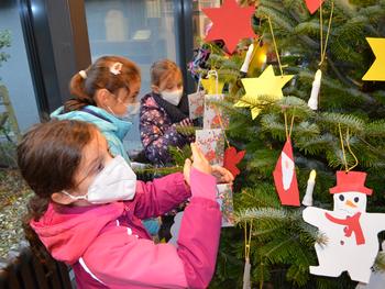 Kinder der Johann-Walraff-Schule schmückten den Weihnachtswunschbaum 2021