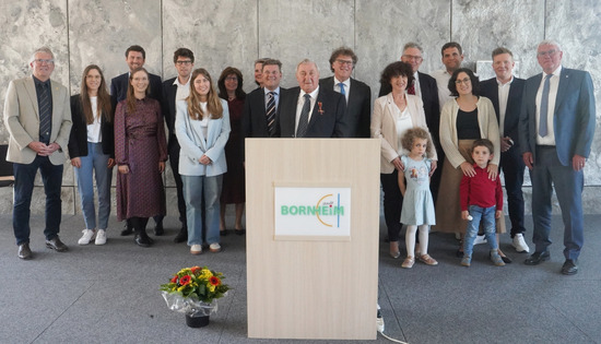Familie und Freunde waren zur Ordensverleihung in den Bornheimer Ratssaal gekommen