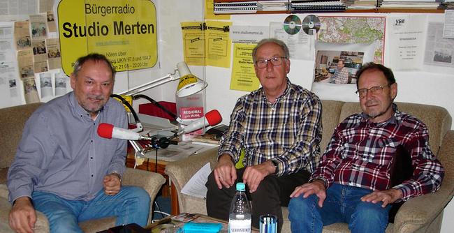 Stellen das Programm des Kulturforums vor (v.l.): Vorsitzender Wolfgang Henseler und Stellvertreter Gerd Brühl im Gespräch mit Moderator Otto Ganser. Foto: Studio Merten