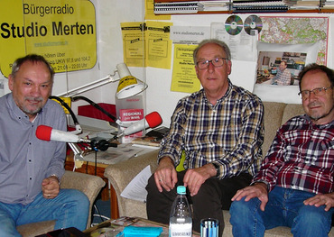 Stellen das Programm des Kulturforums vor (v.l.): Vorsitzender Wolfgang Henseler und Stellvertreter Gerd Brühl im Gespräch mit Moderator Otto Ganser. Foto: Studio Merten