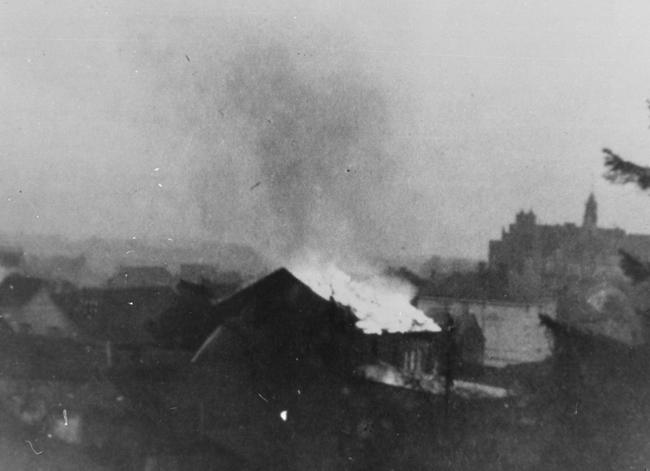 Brennende Bornheimer Synagoge in der Königstraße am 10. November 1938. Das Foto nahm Kaplan Heinrich Schneider vom Kirchturm der Servatiuskirche auf. 