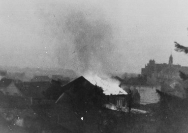Brennende Bornheimer Synagoge in der Königstraße am 10. November 1938. Das Foto nahm Kaplan Heinrich Schneider vom Kirchturm der Servatiuskirche auf.