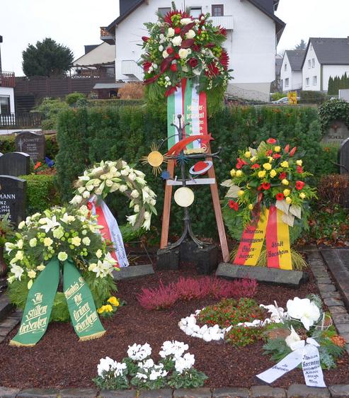 Kranzniederlegung am Grab von Heinrich Böll zum 100. Geburtstag. FOTO: STADT BORNHEIM