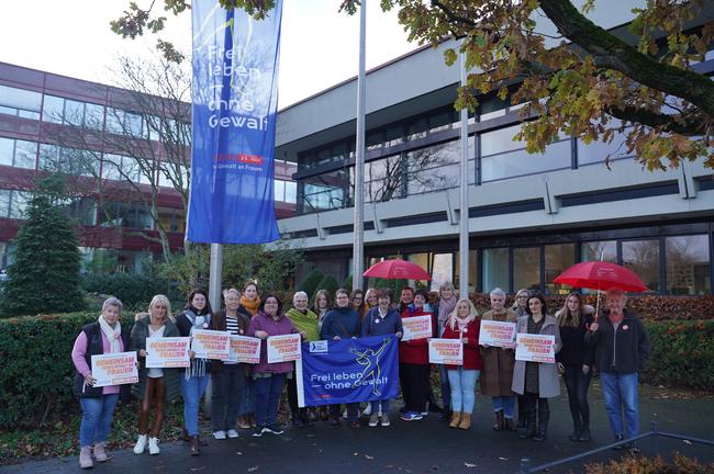 Mitarbeiterinnen der Stadtverwaltung Bornheim setzen zusammen mit den stellvertretenden Bürgermeisterinnen ein Zeichen gegen Gewalt an Frauen