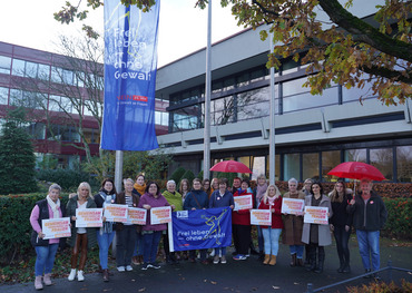 Mitarbeiterinnen der Stadtverwaltung Bornheim setzen zusammen mit den stellvertretenden Bürgermeisterinnen ein Zeichen gegen Gewalt an Frauen