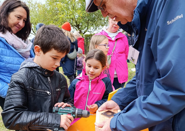 Kinder beim Nistkästenbauen