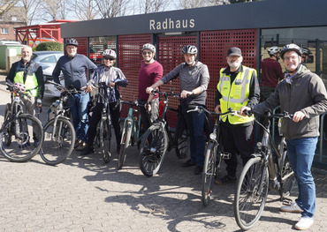 Bei der Radtour (v.r.): Robert Lehmann, Kurt Schiwy, Thomas Wulf, Matthias Kropsch, Tina Gordon, Rainer Berns und Josef Müller