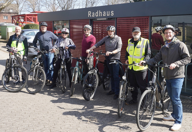 Bei der Radtour (v.r.): Robert Lehmann, Kurt Schiwy, Thomas Wulf, Matthias Kropsch, Tina Gordon, Rainer Berns und Josef Müller