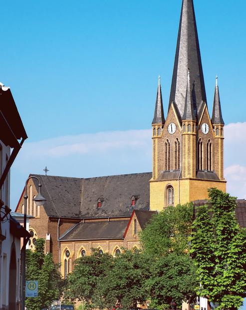 Markanter Mittelpunkt Brenigs: Die Pfarrkirche St. Evergislus. FOTO: FELIX DE CUVELAND