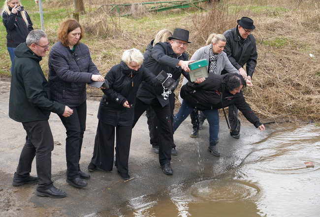 Bornheimer Tollitäten waschen Portemonnaies im Rhein aus