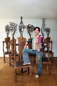 KingsChairs/QueensChairs, 2013, Kettensägearbeit, Geölte Eiche, Cortenstahl und Leder, 195 x 58 x 56 cm