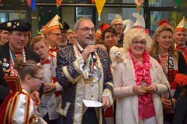 Bürgermeister Wolfgang Henseler und Brigitte Kentenich vom Ortsausschuss Roisdorf begrüßen die Tollitäten.
