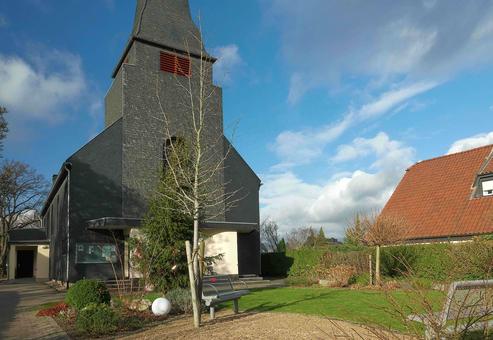 Kirche mit neugestaltetem Vorplatz. FOTO: FELIX DE CUVELAND