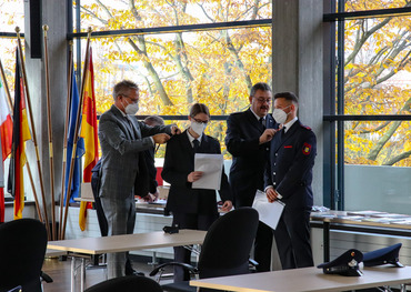 Wehrführer Wolfgang Breuer und Beigeordneter Ralf Cugaly ehrten und beförderten die Feuerwehrleute