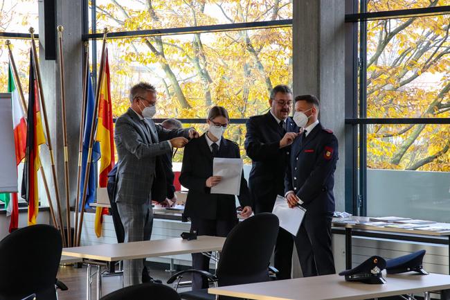 Wehrführer Wolfgang Breuer und Beigeordneter Ralf Cugaly ehrten und beförderten die Feuerwehrleute