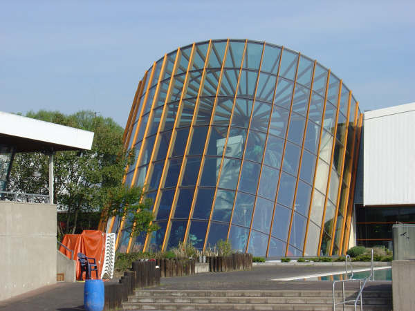 Ansicht des HallenFreizeitBades mit Glasfassade