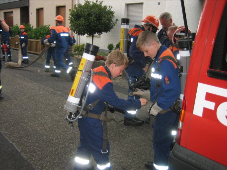 Die Jugendlichen erlernen den Umgang mit feuerwehrtechnischen Geräten