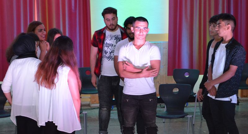 Schüler der Internationalen Klassen des AvH-Gymnasiums gaben bei der Performance "Ich-Du-Wir" tiefe Einblicke in ihr Seelenleben