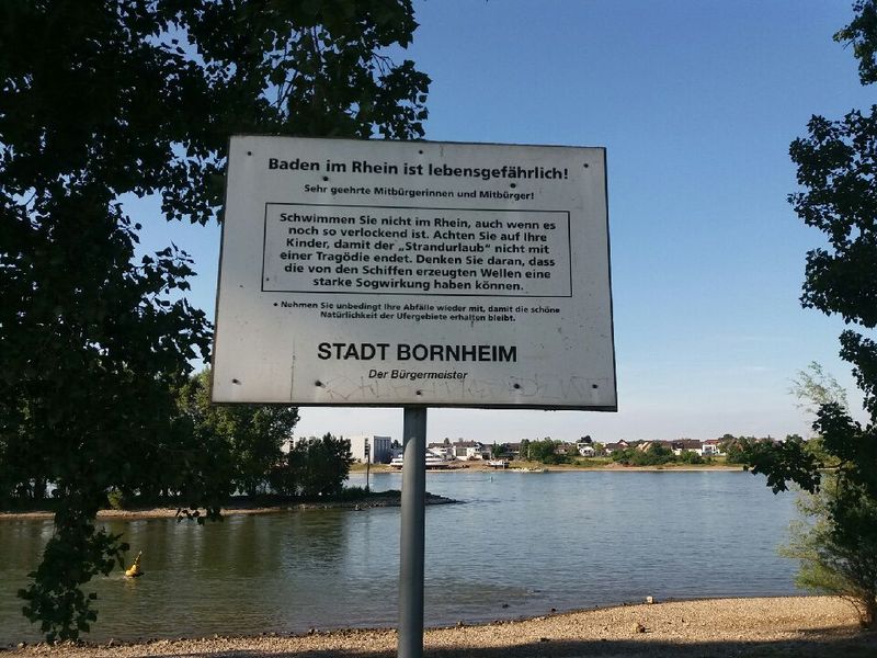 Schild: Baden gefährlich